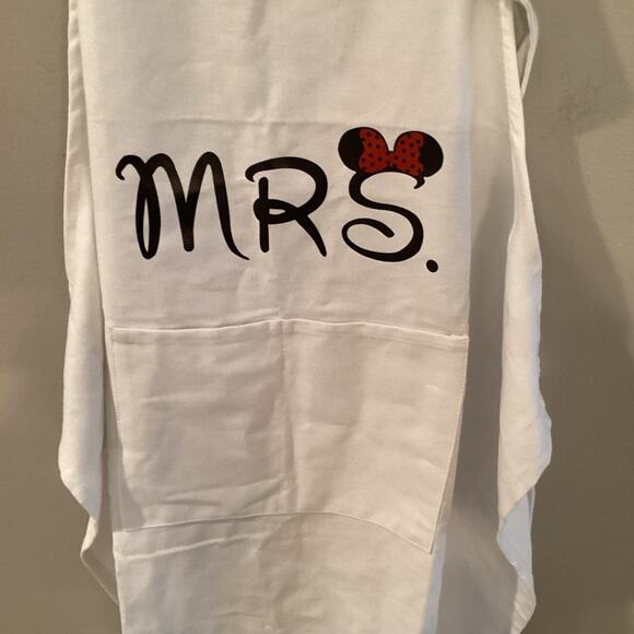 White Apron with MRS. Design with Minnie Mouse Ears in Excellent Condition! - Picture 2 of 4